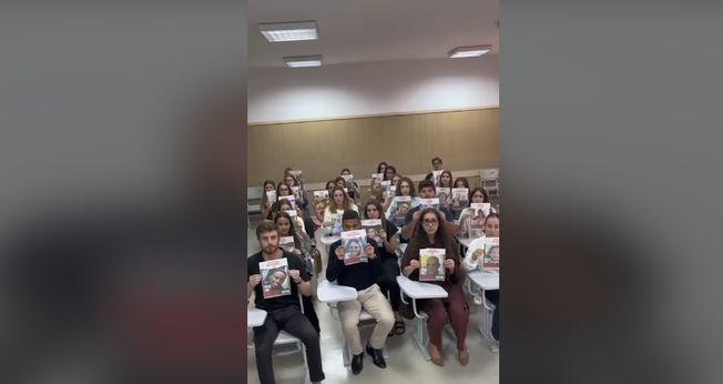 Estudantes da PUC-Rio levantam cartazes em prol dos reféns do Hamas. (Captura de tela/Instagram/Pletz)