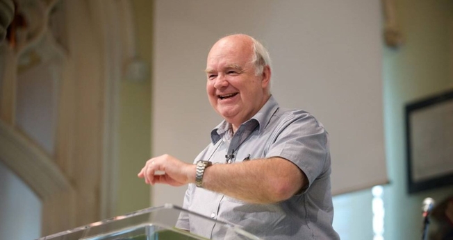 John Lennox. (Foto: Reprodução/Facebook/Prof John Lennox)