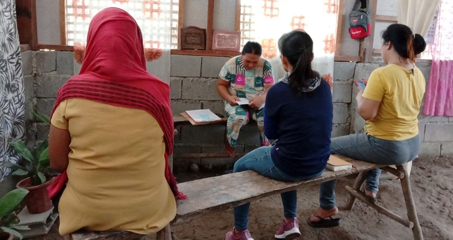 Mulheres estudando a Bíblia. (Foto: Reprodução/IMB)