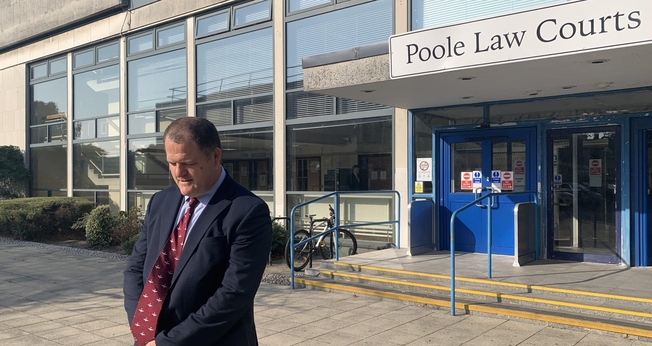 Adam Smith-Connor ora em frente ao Tribunal de Poole. (Foto: ADF International)