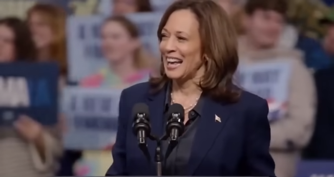 Kamala Harris zomba de cristãos em seu comício após ouvir exaltação a Jesus. (Captura de tela/YouTube/T-SPLY)