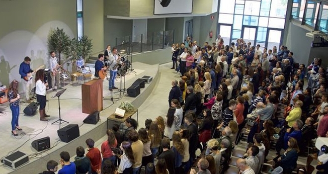 Culto na igreja evangélica Cristo Vive, em Madri, Espanha. (Foto: Cristo Vive).