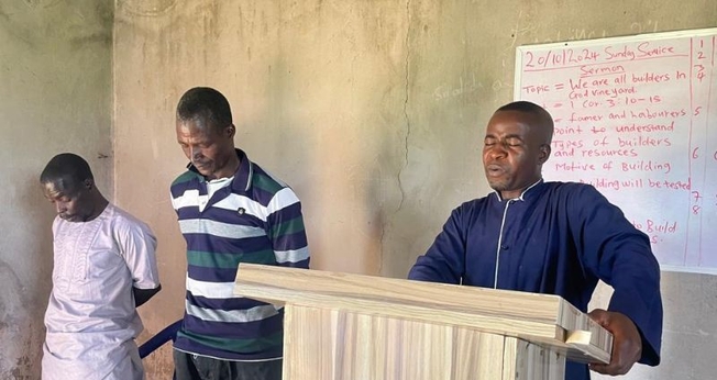 Muçulmanos Fulani se entregam a Jesus em culto. (Foto: ICC)