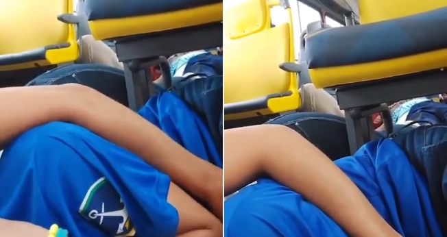Mãe e filha deitadas no chão de um ônibus na Avenida Brasil. (Foto: Reprodução/Instagram/O Globo)