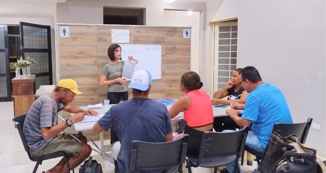 Aula de alfabetização na igreja. (Foto: Reprodução/Notícias Adventistas)