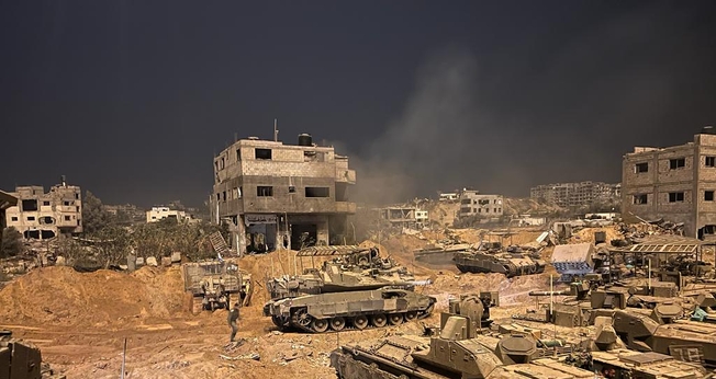 Tanques israelenses Merkava em meios às ruínas de Gaza em 1 de novembro. (Foto: Wikipedia)