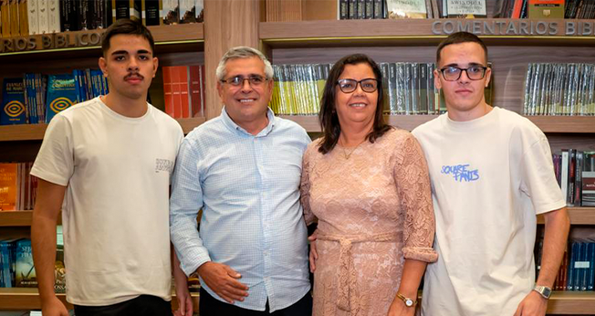 Tânia Garcia com seu esposo e com seus dois filhos gêmeos. (Foto: Site Mulher Cristã).