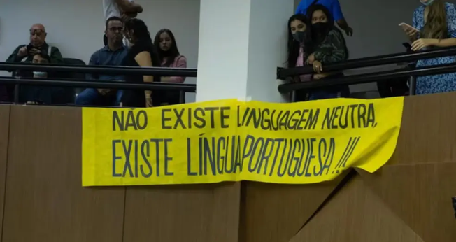 Manifestantes protestam contra a linguagem neutra na Câmara dos Vereadores de Belo Horizonte. (Foto: Divulgação/Câmara dos Vereadores de Belo Horizonte).