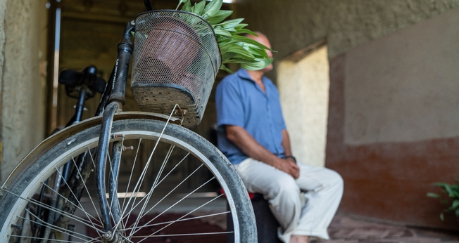 Aktash evangeliza de bicicleta na Ásia Central. (Foto: Portas Abertas).