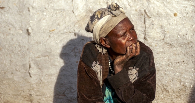 Uma mulher ugandense ouve um pastor em Kisoro, Uganda. (Foto ilustrativa: IMB)