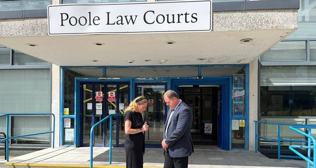 Isabel Vaughan-Spruce e Adam Smith-Connor, ambos presos por oração silenciosa, se juntaram para orar do lado de fora do tribunal de Poole. (Foto: ADF International)