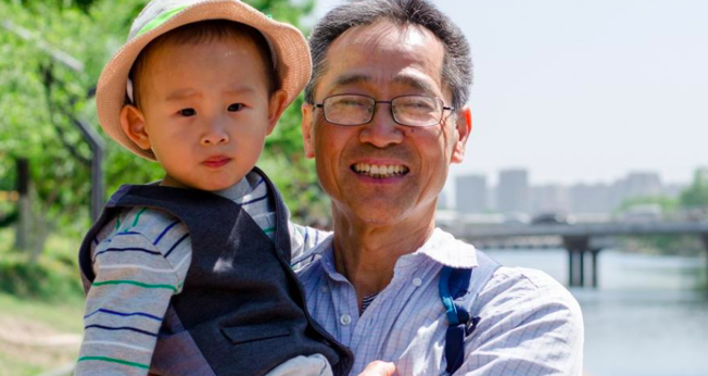 Os pais estão discipulando seus filhos em casa enquanto oram pelo país. (Foto: Reprodução/China Partner)