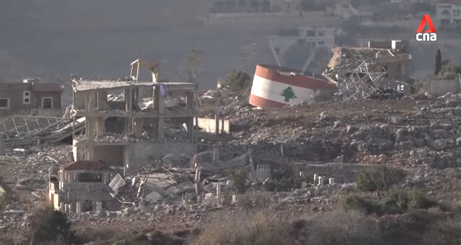 Imagens de destruição durante conflitos na fronteira com o Líbano. (Captura de tela/YouTube/CNA)