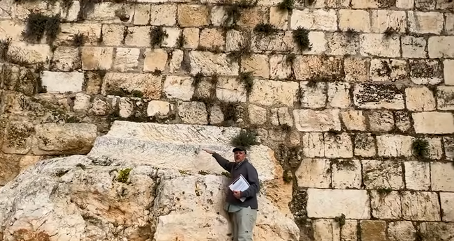 Joel Kramer, do canal Expedition Bible, no antigo palácio de Pôncio Pilatos. (Captura de tela/YouTube/ Expedition Bible)
