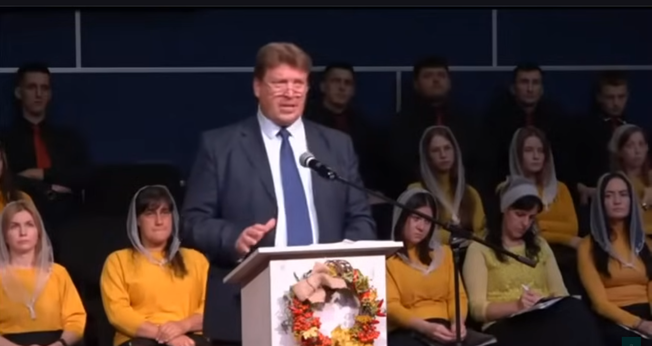 Nikolay Romanyuk pregando em sua igreja. (Foto: Reprodução/YouTube/ПУТЬ КО СПАСЕНИЮ Boynetskiy).
