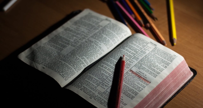 Currículo propõe leitura do Livro de Gênesis entre outros conteúdos bíblicos. (Foto: Pexels/John-Mark Smith)