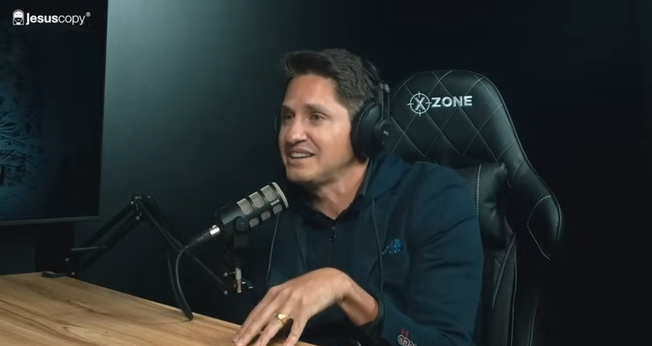 : O ex-jogador da Seleção Brasileira de Futebol, Edmilson durante Podcast JesusCopy. (Captura de tela/YouTube/JesusCopy)