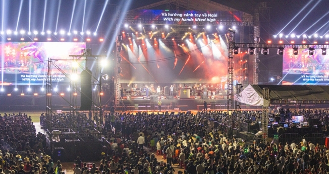 Uma multidão se reuniu no Estádio Cần Thơ para ouvir o Evangelho. (Foto: BGEA).