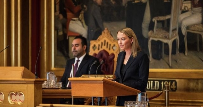 A deputada Sandra Bruflot, do Partido Conservador, liderou o debate e a votação sobre a liberalização da lei de aborto na Noruega; o presidente do Parlamento, Masud Gharahkhani. (Foto: Stortinget/Peter Mydske).
