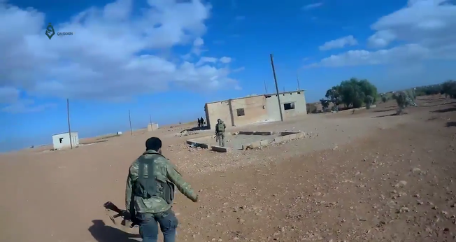 Combatentes do Hayat Tahrir al-Sham em Hama, na Síria. (Foto: Wikipedia)