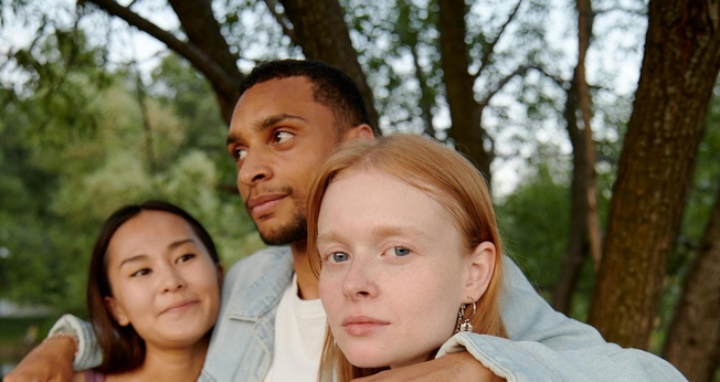 Irmãos que se formam em novos relacionamentos familiares.(Foto: Pexels/Darina Belogonova)
