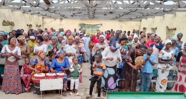 Congregação adorando em igreja queimada na Nigéria. (Foto: Imagem ilustrativa/Open Doors).