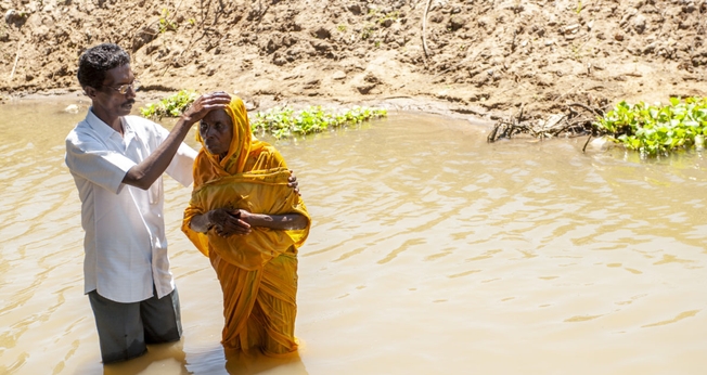 Mulher é batizada em um rio local depois de um culto de domingo de manhã em uma igreja da aldeia. (Foto: IMB)