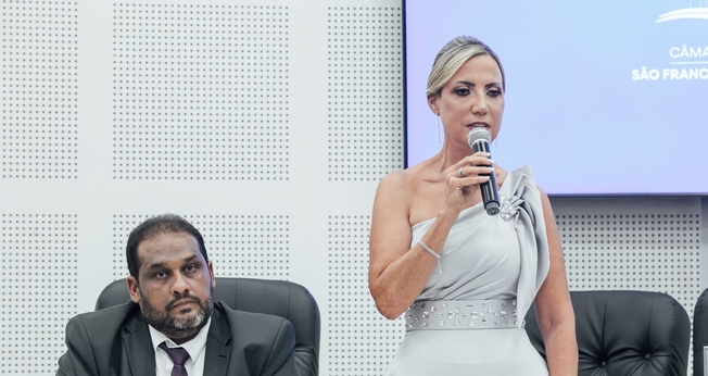Yara Cinthia discurso em posse ao lado do vice Renato Roxinho. (Foto: Divulgação/Prefeitura Municipal de São Francisco de Itabapoana)