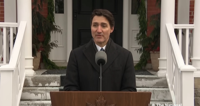 O primeiro-ministro canadense Justin Trudeau anunciou sua renúncia na segunda-feira, 6 de janeiro de 2025. (Captura de tela/YouTube/CBC News)