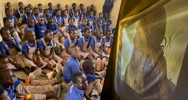 As crianças assistindo o filme sobre Jesus. (Foto: Guiame)