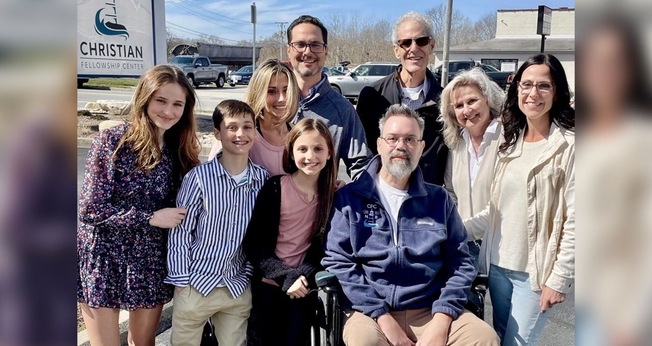 Brian e a família. (Foto: Reprodução/AG News)