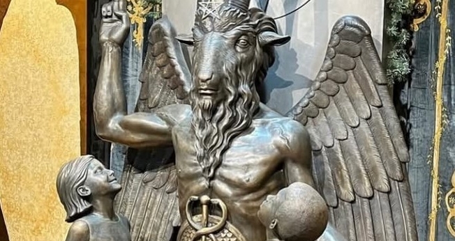 Estátua do ídolo pagão Baphomet, utilizada pelo Templo Satânico. (Foto: The Satanic Temple/Instagram)