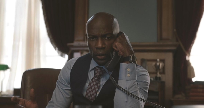 David Gyasi, interpretando Austin Dennison em A Diplomata, da Netflix. (Foto: Divulgação)