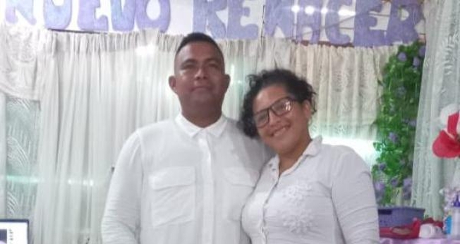 O pastor Iván García e sua esposa Karen, na igreja. (Foto: Mídias sociais)