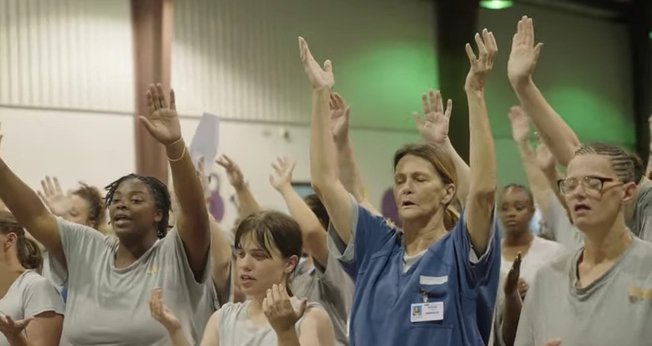 Presas louvam a Deus durante culto. (Captura de tela/YouTube/God Behind Bars)