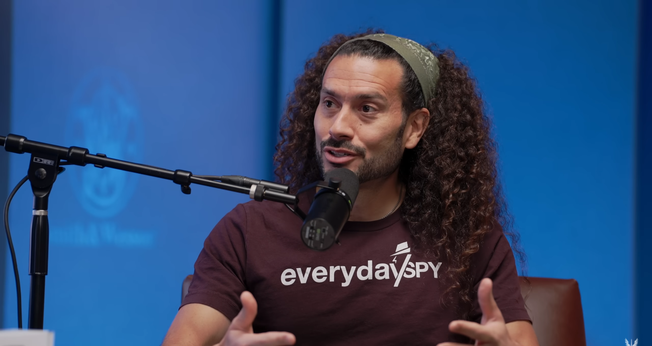 Andrew Bustamente foi impactado por colegas cristãos. (Foto: Reprodução/YouTube/The Resilient Show).