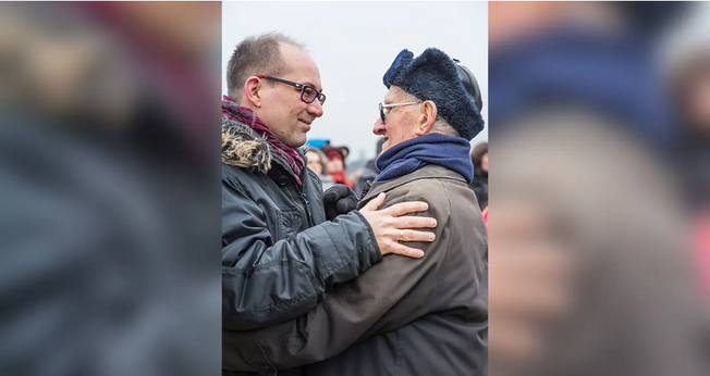 O descendente nazista Frank Pfeiffer [à esquerda] abraça o sobrevivente do Holocausto Yechiel Aleksander. (Foto: Marcha da Vida)