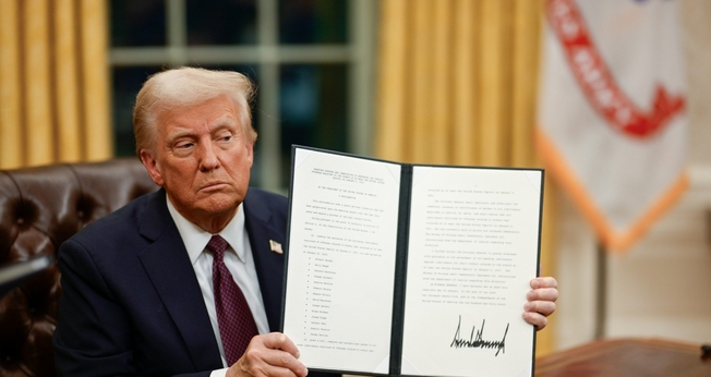 Trump exibe assinatura em ordem executiva. (Foto: White House)