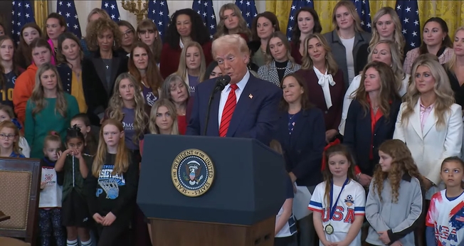 Presidente Trump assina ordem executiva de proibição de homens em esportes femininos. (Captura de tela/YouTube/White House)