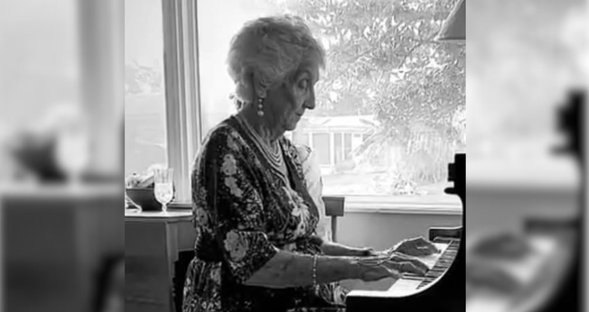 Lucy Pat Curl tocando seu piano. (Foto: Arquivo pessoal)