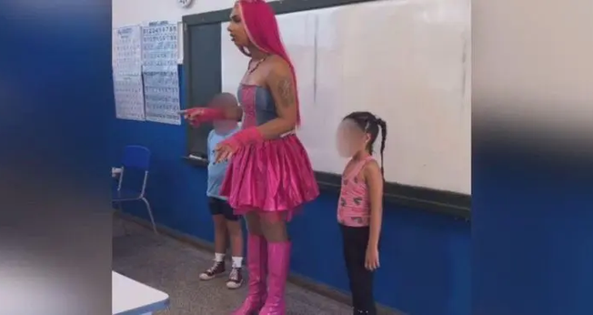 Emy Mateus Santos recebeu os alunos fantasiado de Barbie. (Foto: Reprodução/X).