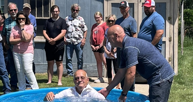Batismo na microigreja da comunidade de Ewing. (Foto: Facebook/ Ewing Full Gospel Church) 
