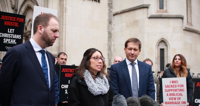 A professora Kristie Higgs em frente ao tribunal. (Foto: Christian Concern)