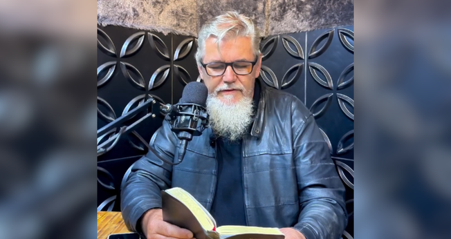 Arno Stuhr traduz a Bíblia em Pomerano em áudio desde 2021. (Captura de tela/Instagram/arnostuhr)