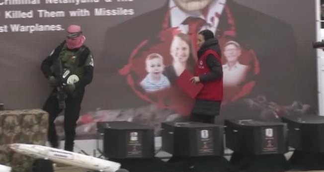 Hamas monta palco para a entrega dos corpos dos reféns à Cruz Vermelha, em Khan Younis. (Captura de tela/The Australian)