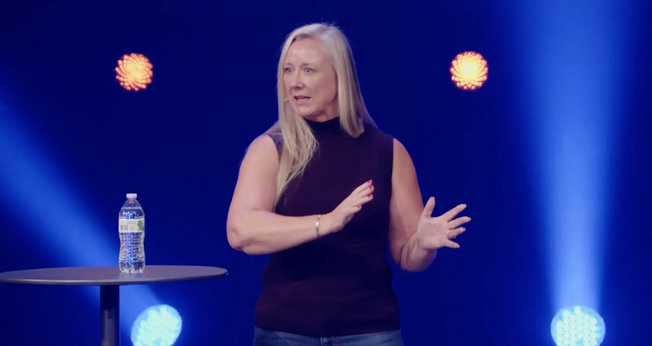 Sarah Salviander faz palestra em Igreja evangélica dos EUA. (Foto: Divulgação/Gateway Church)