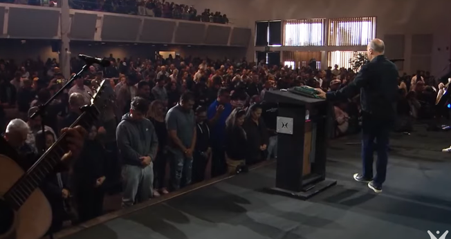 Greg Laurie pregando na igreja. (Foto ReproduçãoYouTube/Greg Laurie)