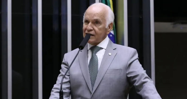 Gilberto Nascimento na tribuna da Câmara Federal. (Foto: Kayo Magalhães/Câmara dos Deputados)