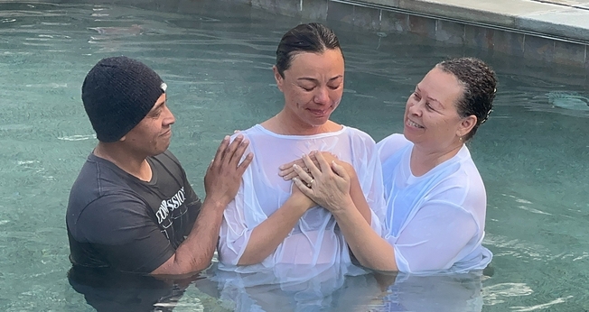 Nicole Shanahan foi batizada no quintal de sua casa, na Califórnia. (Foto: Arquivo pessoal)