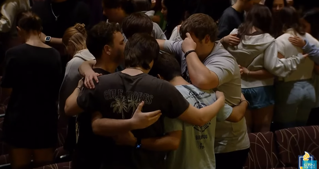 Estudantes orando no evento. (Foto: Reprodução/YouTube/CBN News)